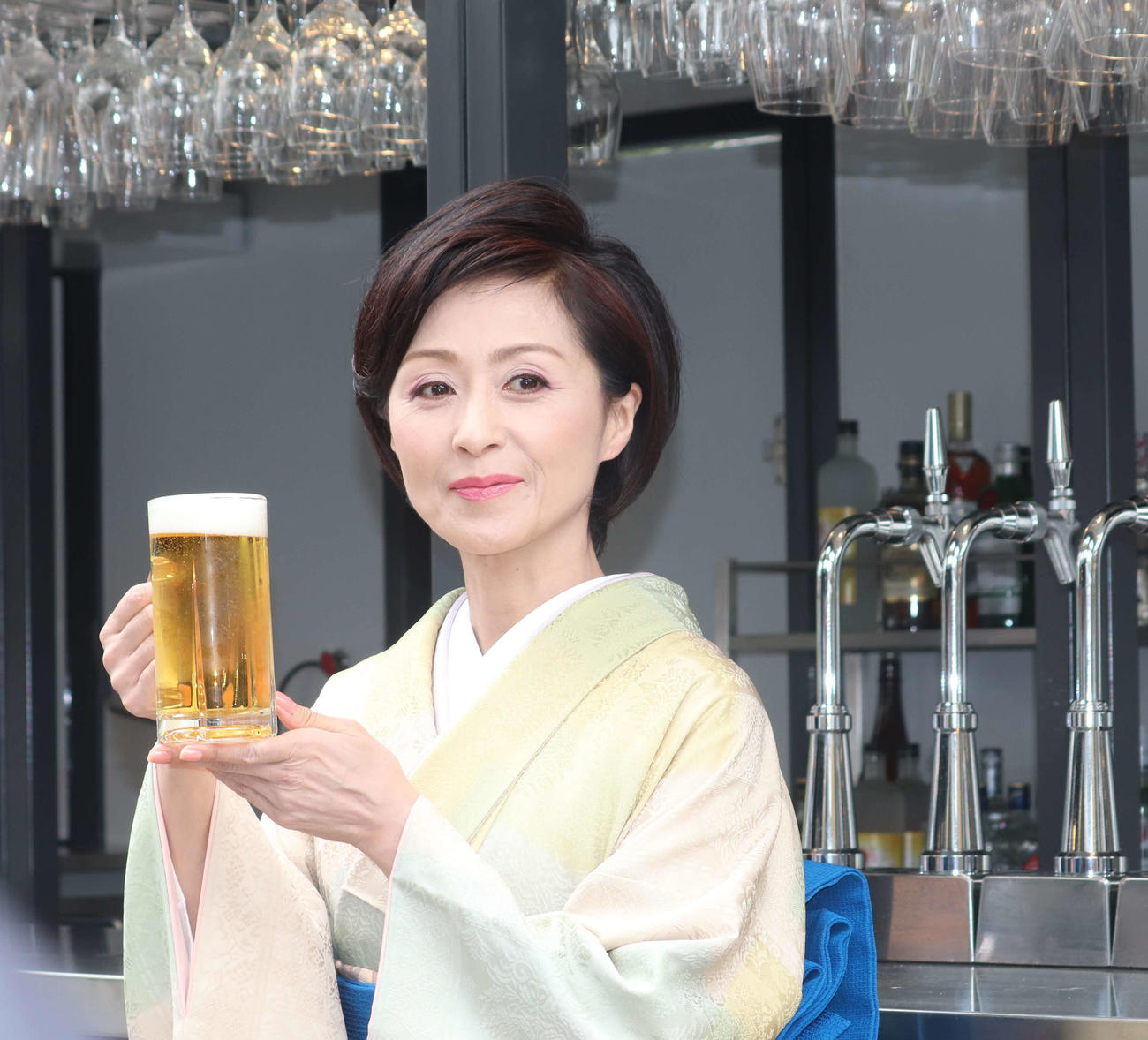 新曲「美味しいお酒　飲めりゃいい」発売イベントに登場した長山洋子（撮影・加藤理沙）