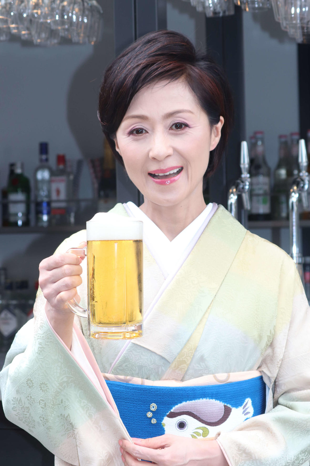 新曲「美味しいお酒　飲めりゃいい」発売イベントに登場した長山洋子（撮影・加藤理沙）