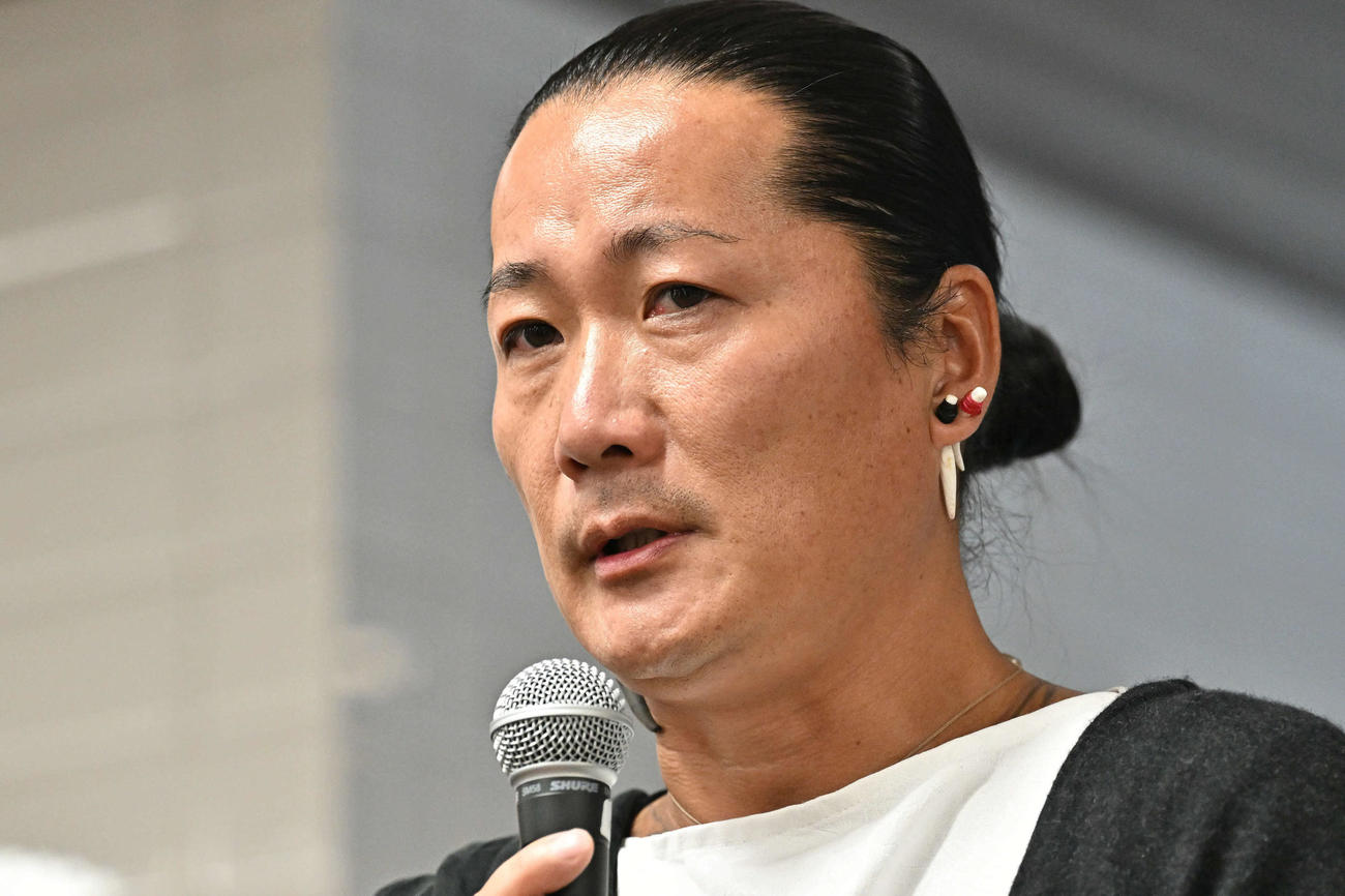 会見するキャンドル・ジュン氏（2023年6月撮影）