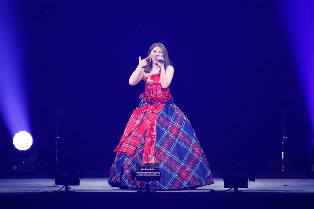 卒業公演のセレモニーでファンに感謝の気持ちを伝える竹内朱莉