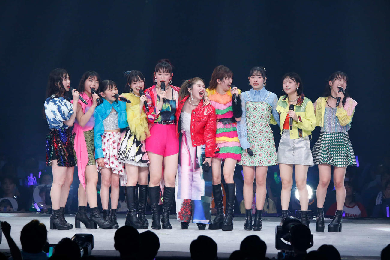 卒業公演で泣き笑いする竹内朱莉（左から6人目）