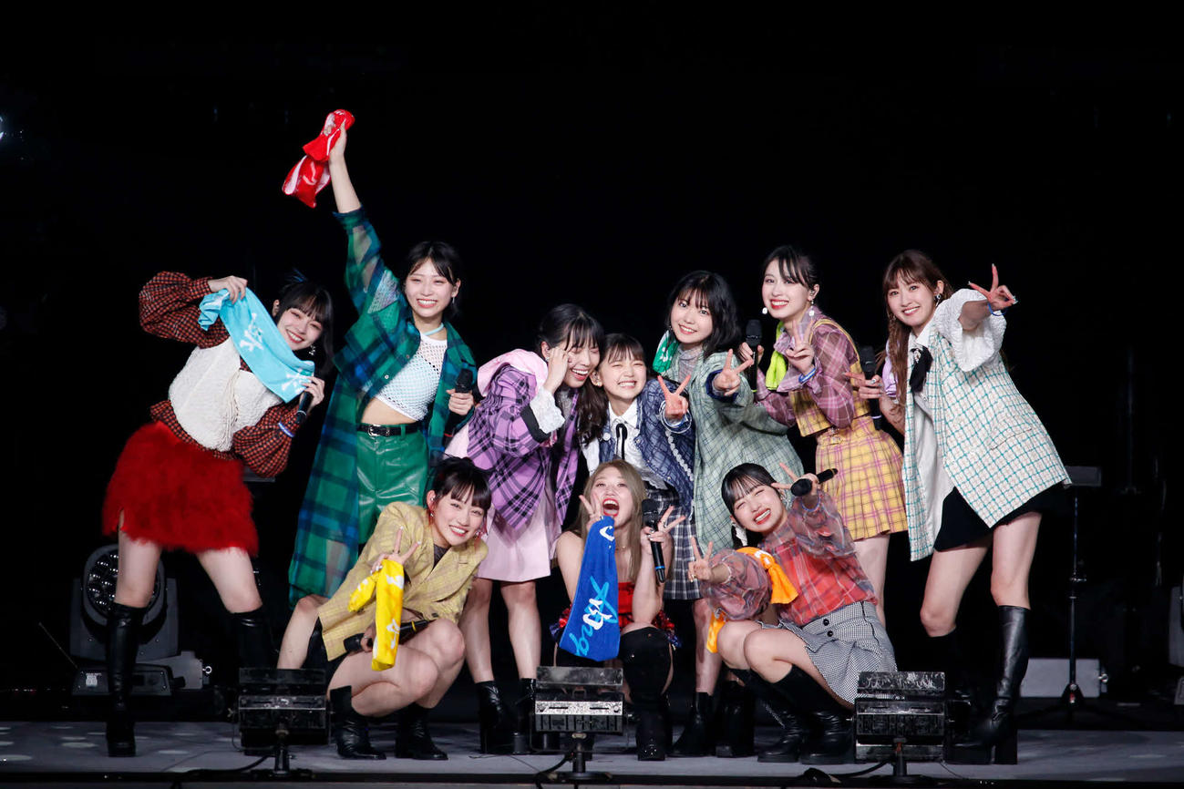 卒業公演を行った竹内朱莉（前列中央）
