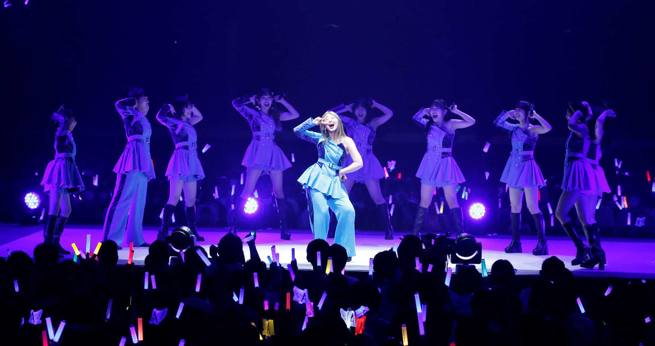 卒業公演を行った竹内朱莉（中央）