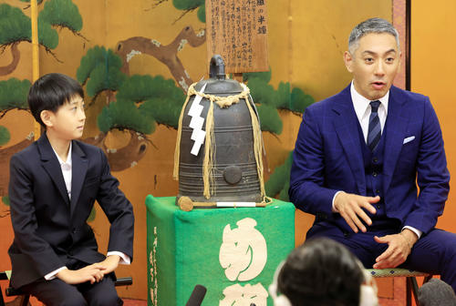 七月歌舞伎「神明恵和合取組　め組の喧嘩」の成功祈願に訪れた市川新之助（左）と市川團十郎は報道陣の質問に答える（撮影・浅見桂子）