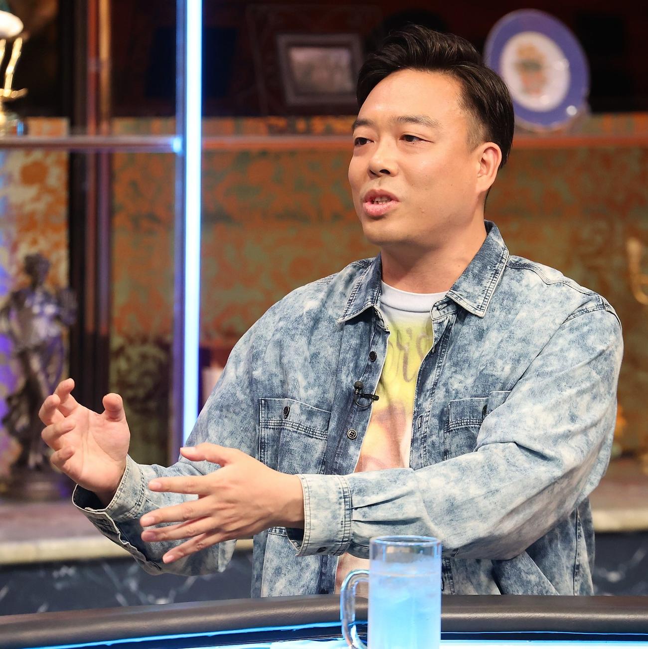 「人志松本の酒のツマミになる話」に出演するギャロップ毛利大亮（C）フジテレビ