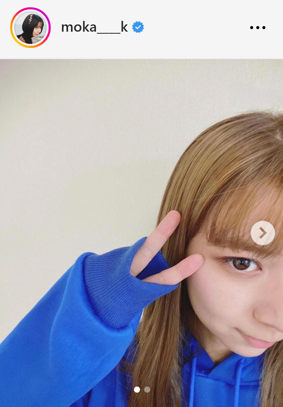 金髪姿でポーズをとる上白石萌歌（上白石萌歌のインスタグラムから）