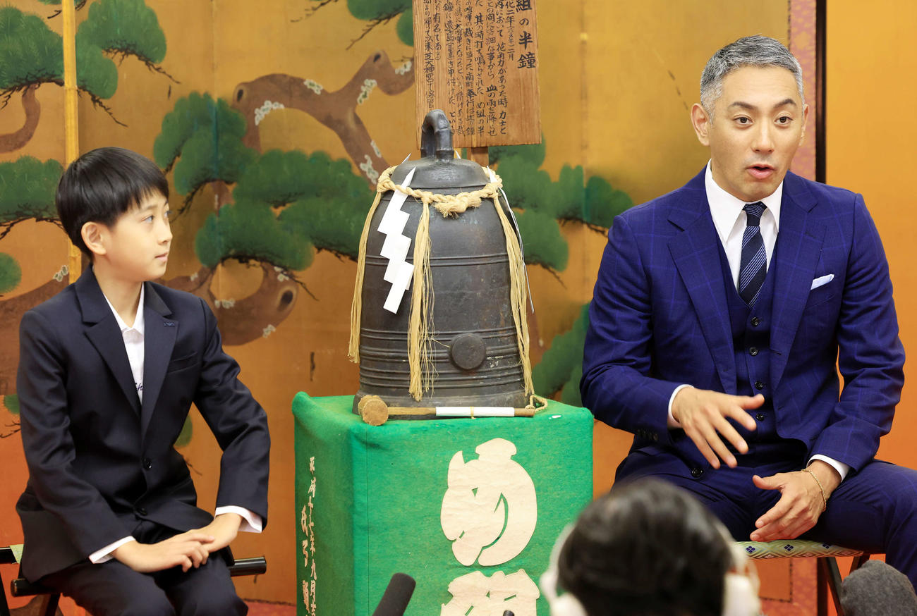 七月歌舞伎「神明恵和合取組　め組の喧嘩」の成功祈願に訪れた市川新之助（左）と市川團十郎は報道陣の質問に答える（撮影・浅見桂子）