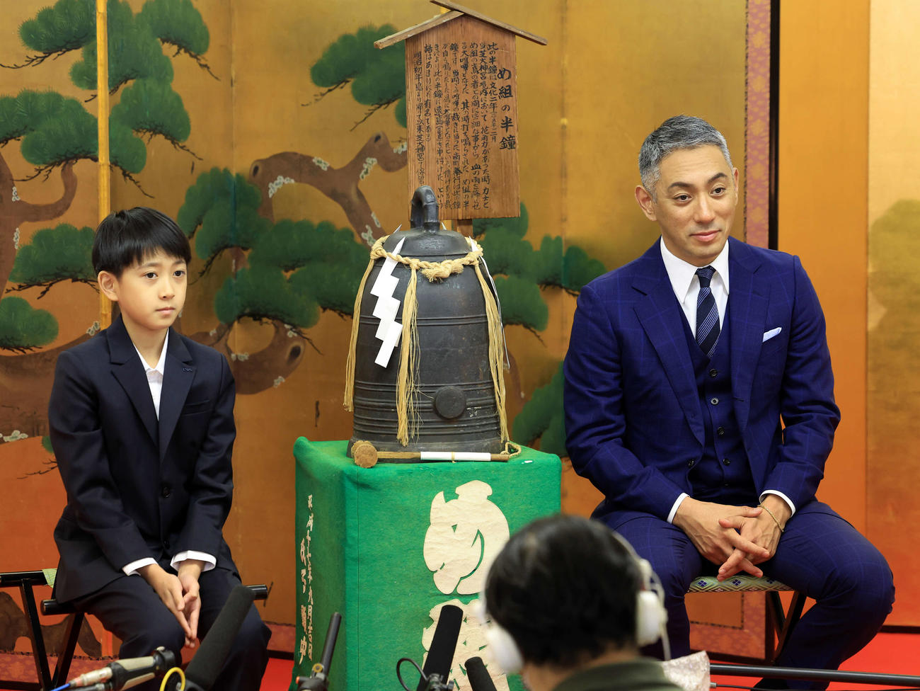 七月歌舞伎「神明恵和合取組　め組の喧嘩」の成功祈願に訪れた市川新之助（左）と市川團十郎は報道陣の質問に答える（撮影・浅見桂子）