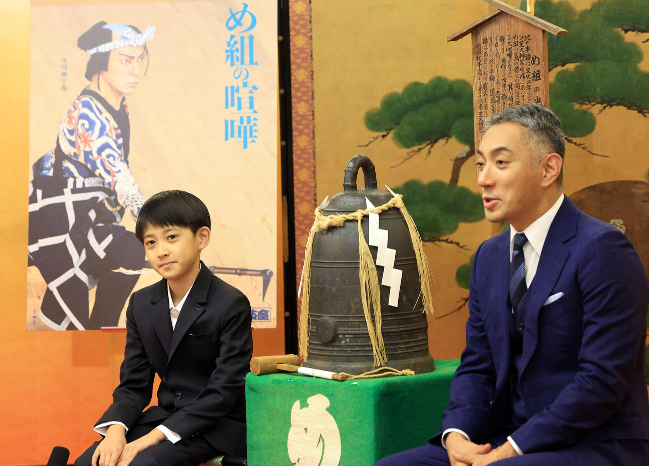 七月歌舞伎「神明恵和合取組　め組の喧嘩」の成功祈願に訪れた市川新之助（左）と市川團十郎は報道陣の質問に答える（撮影・浅見桂子）