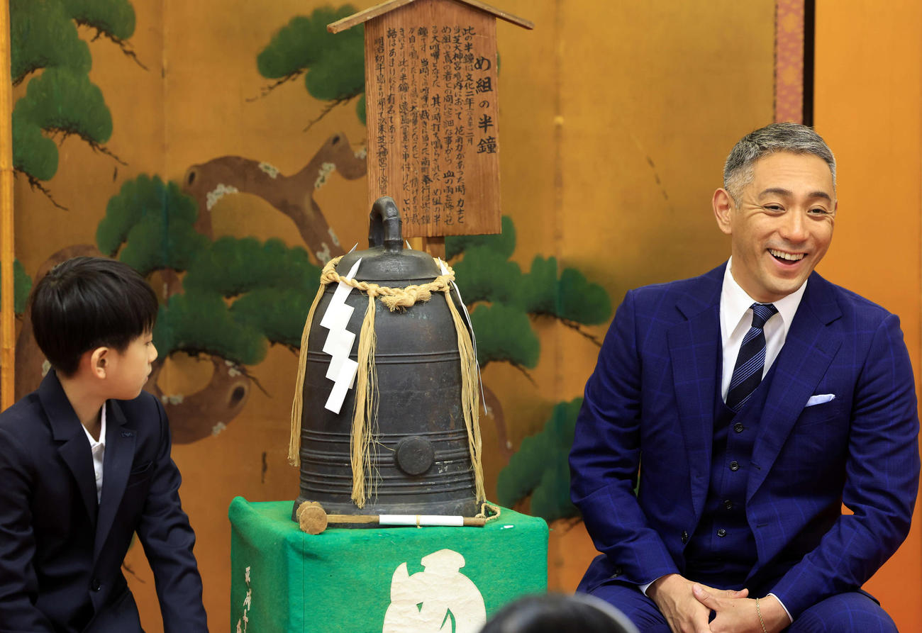 七月歌舞伎「神明恵和合取組　め組の喧嘩」の成功祈願に訪れた市川新之助（左）と市川團十郎は報道陣の質問に答える（撮影・浅見桂子）