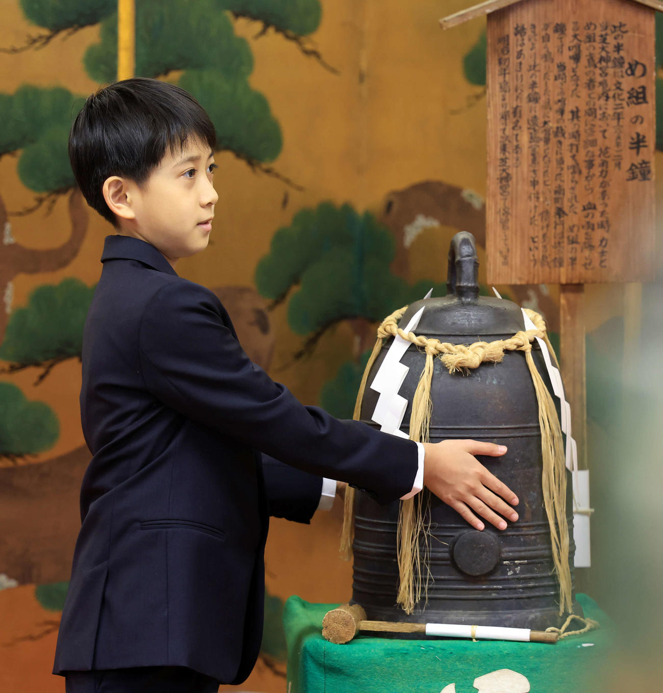 七月歌舞伎「神明恵和合取組　め組の喧嘩」の成功祈願に訪れた市川新之助は「め組の半鐘（はんしょう）」を触る（撮影・浅見桂子）