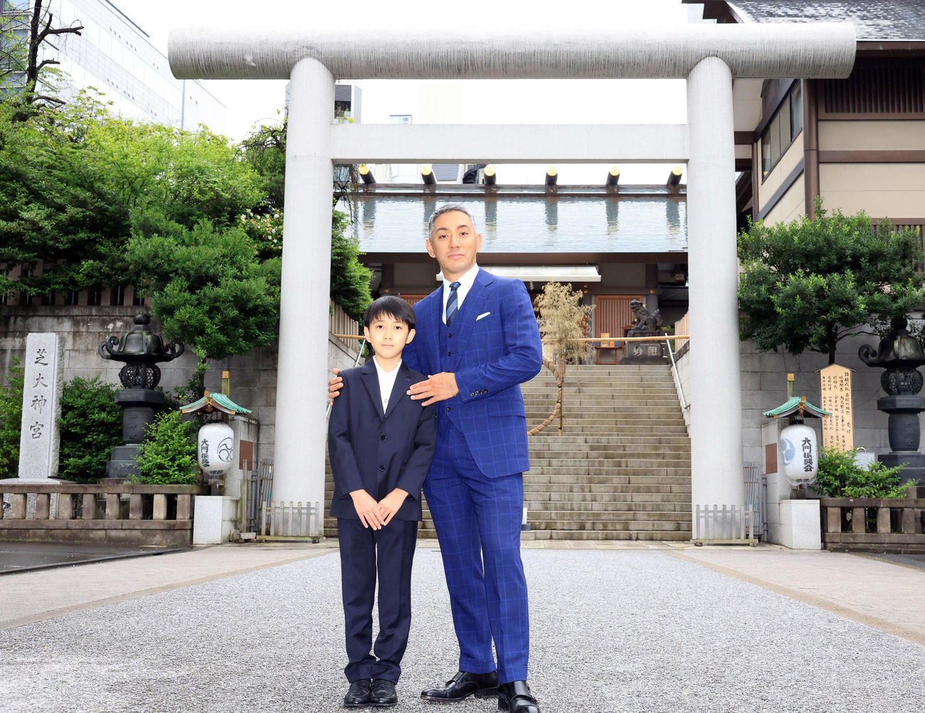 七月歌舞伎「神明恵和合取組　め組の喧嘩」の成功祈願に訪れた芝大神宮で記念撮影する市川團十郎（右）と市川新之助（撮影・浅見桂子）