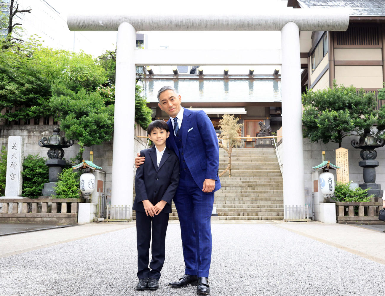 七月歌舞伎「神明恵和合取組　め組の喧嘩」の成功祈願に訪れた芝大神宮で記念撮影する市川團十郎（右）と市川新之助（撮影・浅見桂子）