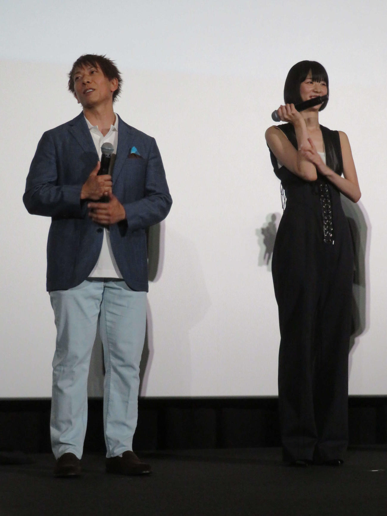 映画「1秒先の彼」プレミア舞台あいさつに登壇した、しみけんと片山友希（撮影・村上幸将）