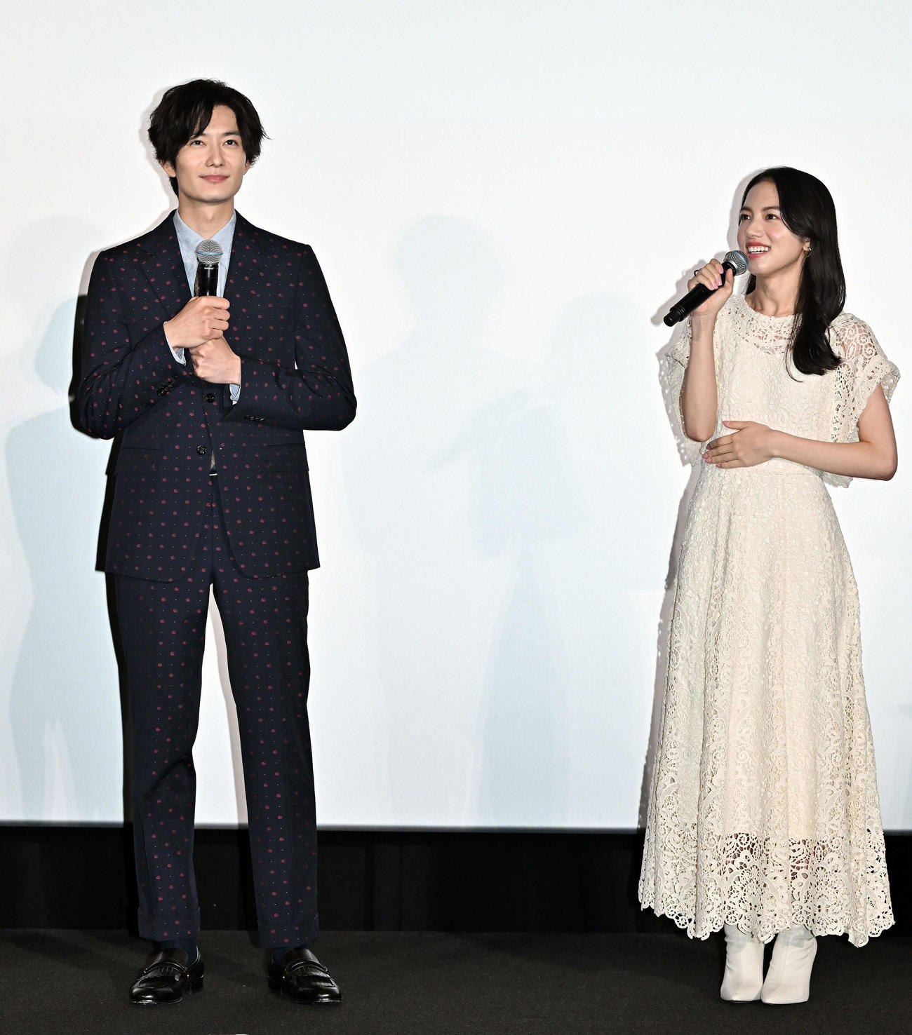 映画「1秒先の彼」プレミア舞台あいさつでトークする岡田将生（左）と清原果耶（撮影・滝沢徹郎）