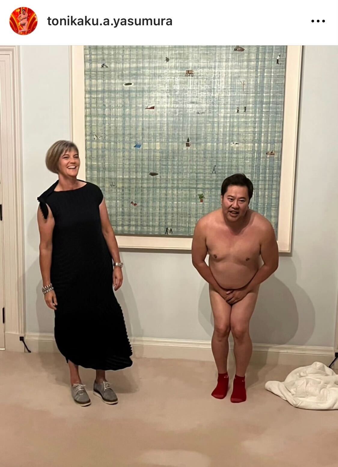  英国大使館に招待されたとにかく明るい安村（とにかく明るい安村のインスタグラムから）