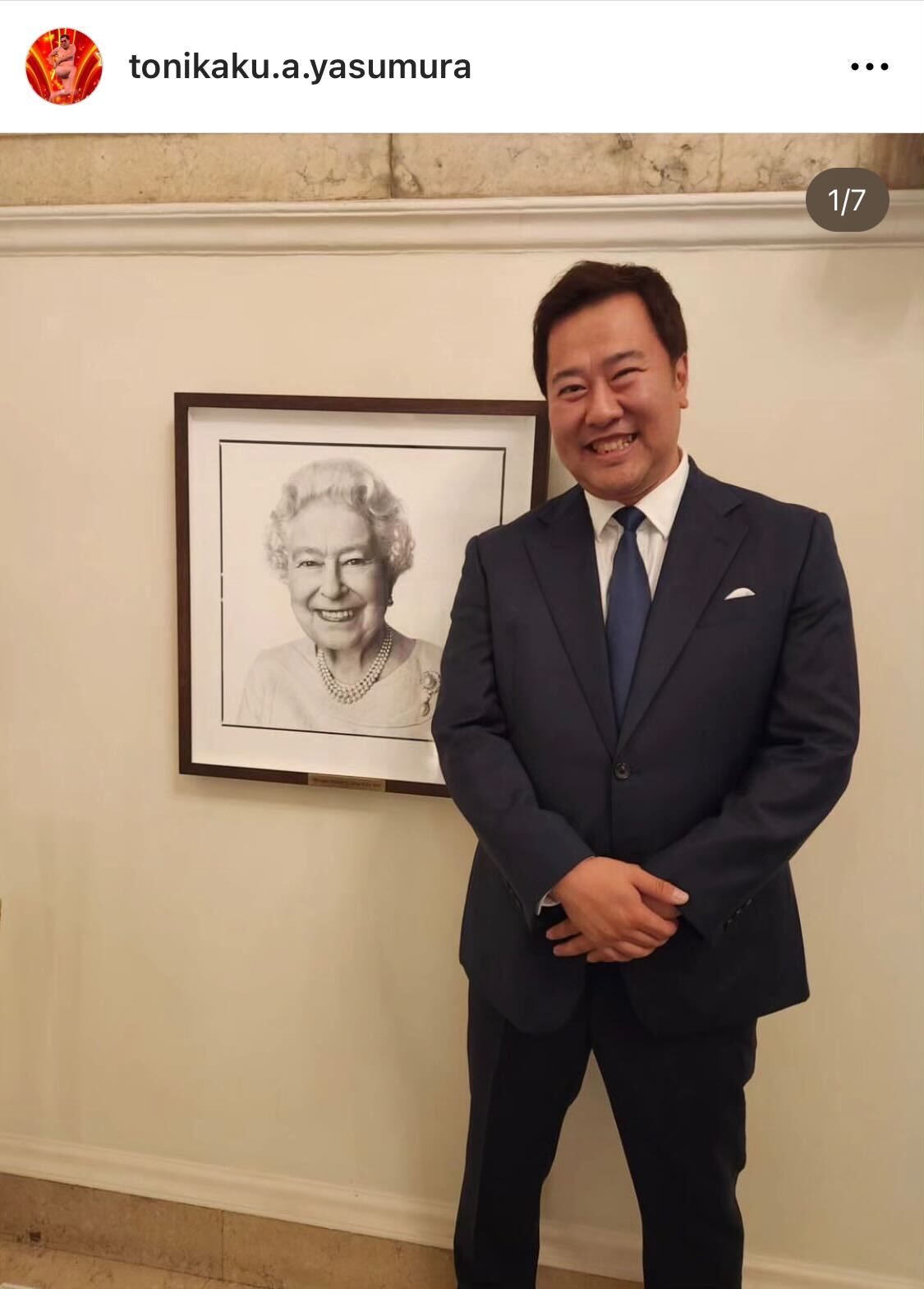  英国大使館に招待されたとにかく明るい安村（とにかく明るい安村のインスタグラムから）