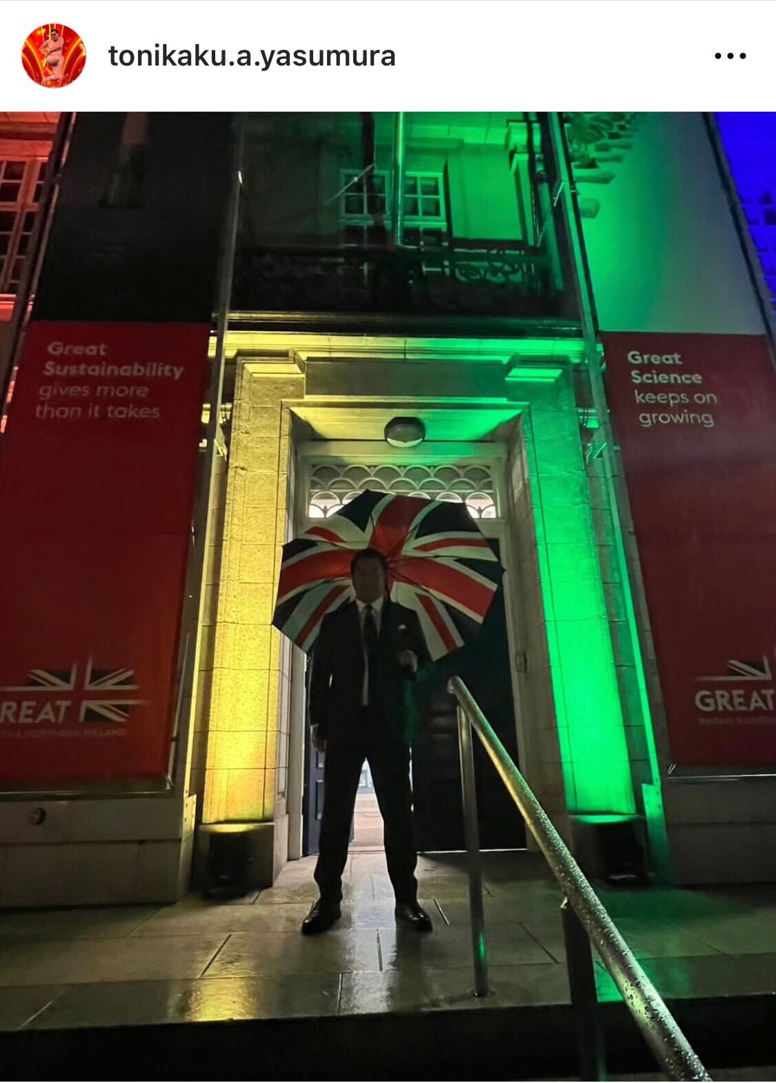  英国大使館に招待されたとにかく明るい安村（とにかく明るい安村のインスタグラムから）