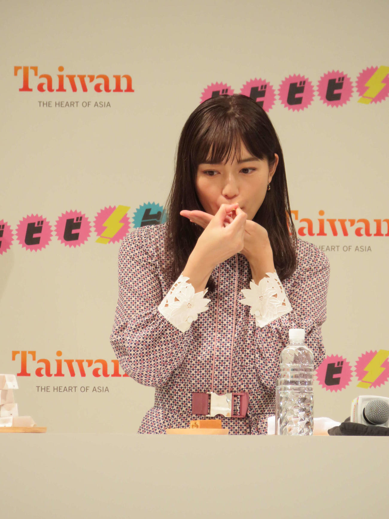 ビビビビ！　台湾CM発表会でパンプキンケーキを食べる川口春奈（撮影・村上幸将）