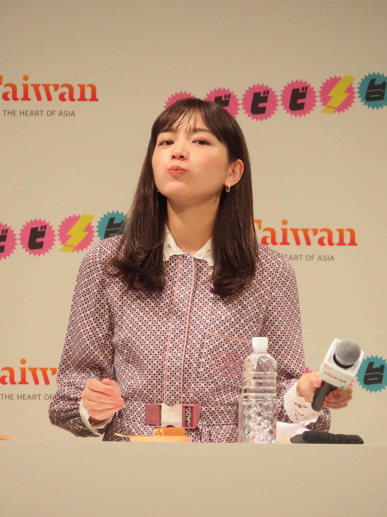 ビビビビ！　台湾CM発表会でパンプキンケーキを食べる川口春奈（撮影・村上幸将）