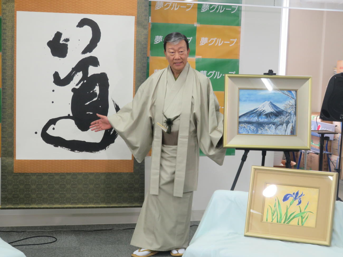 自身の書画を紹介する橋幸夫氏