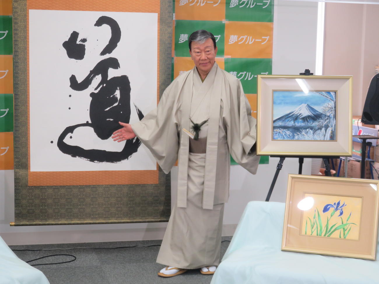 自身の書画を紹介する橋幸夫氏