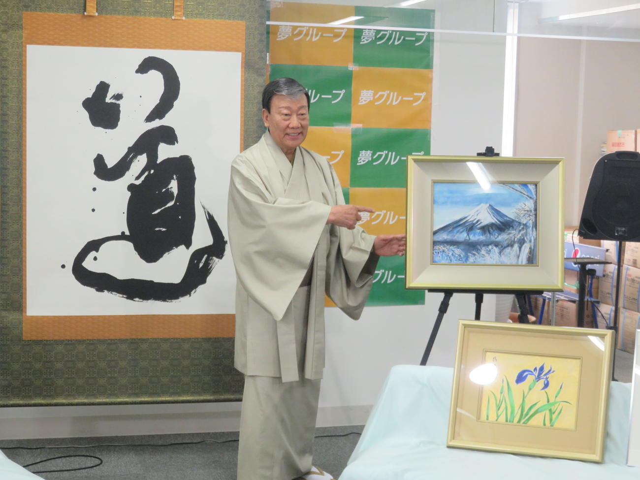 自身の書画を紹介する橋幸夫氏