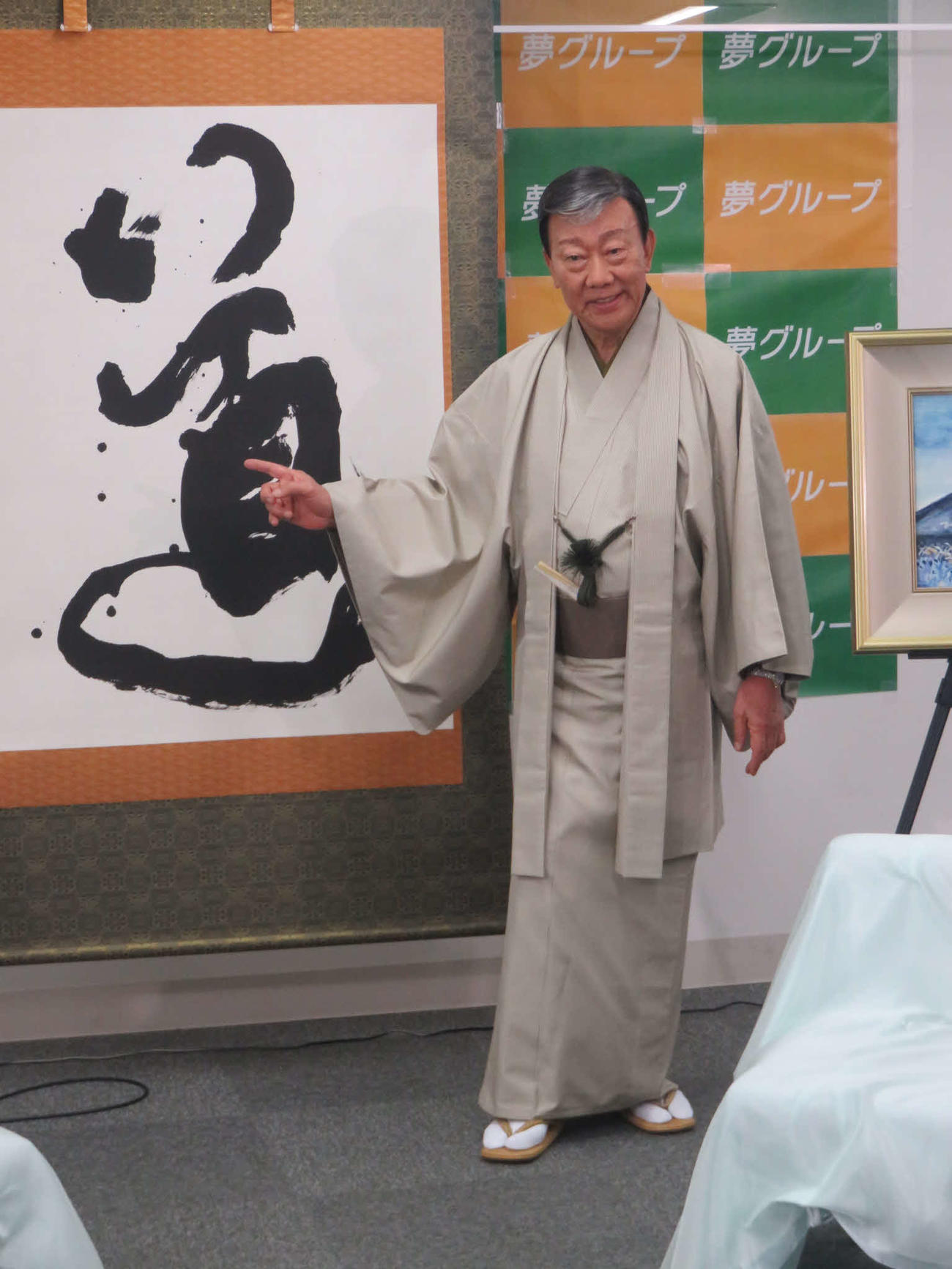 自身の書画を紹介する橋幸夫氏