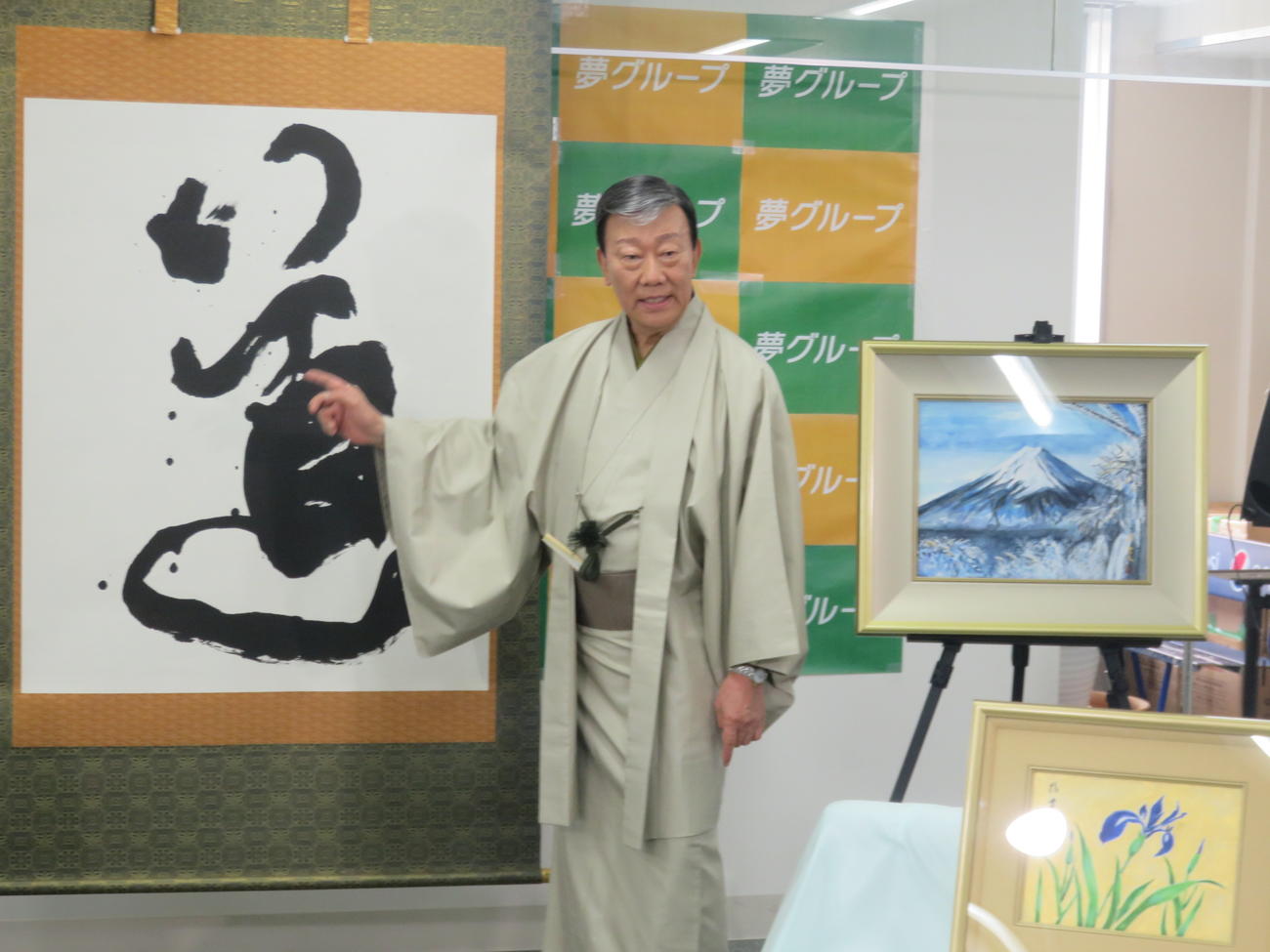 自身の書画を紹介する橋幸夫氏