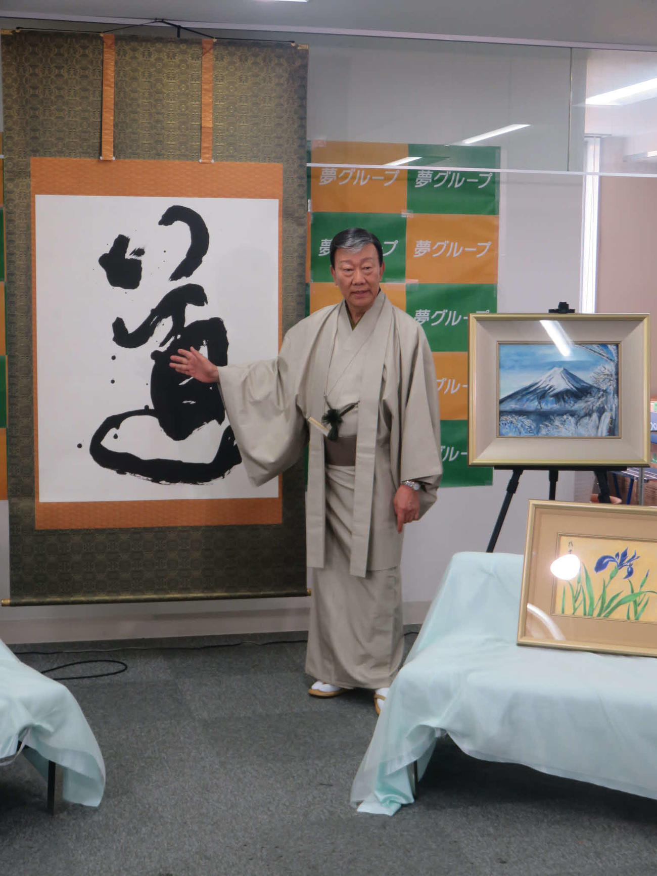 自身の書画を紹介する橋幸夫氏
