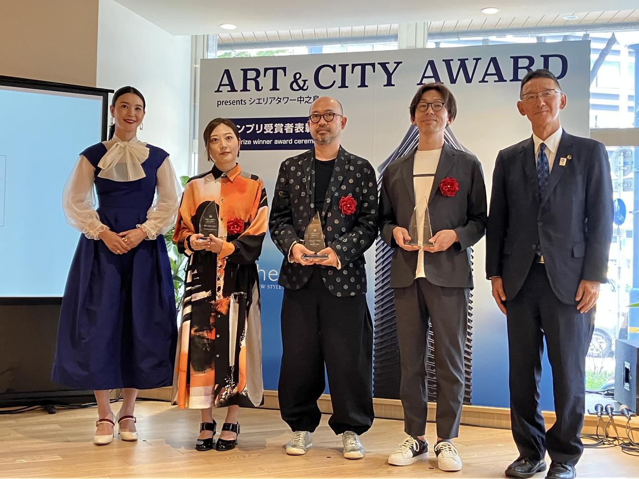 左から、知花くらら、西久松友花氏、大松俊紀氏、NIM氏、藤野研一・関電不動産開発株式会社代表取締役社長（撮影・阪口孝志）