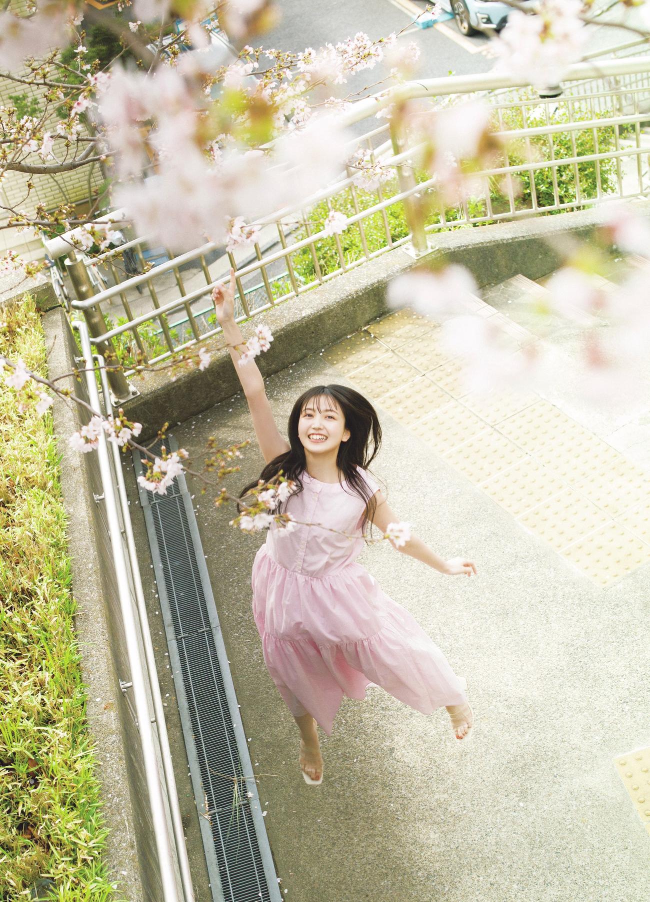 乃木坂46久保史緒里ファースト写真集「交差点」の紀伊國屋書店限定版裏表紙　撮影／細居幸次郎