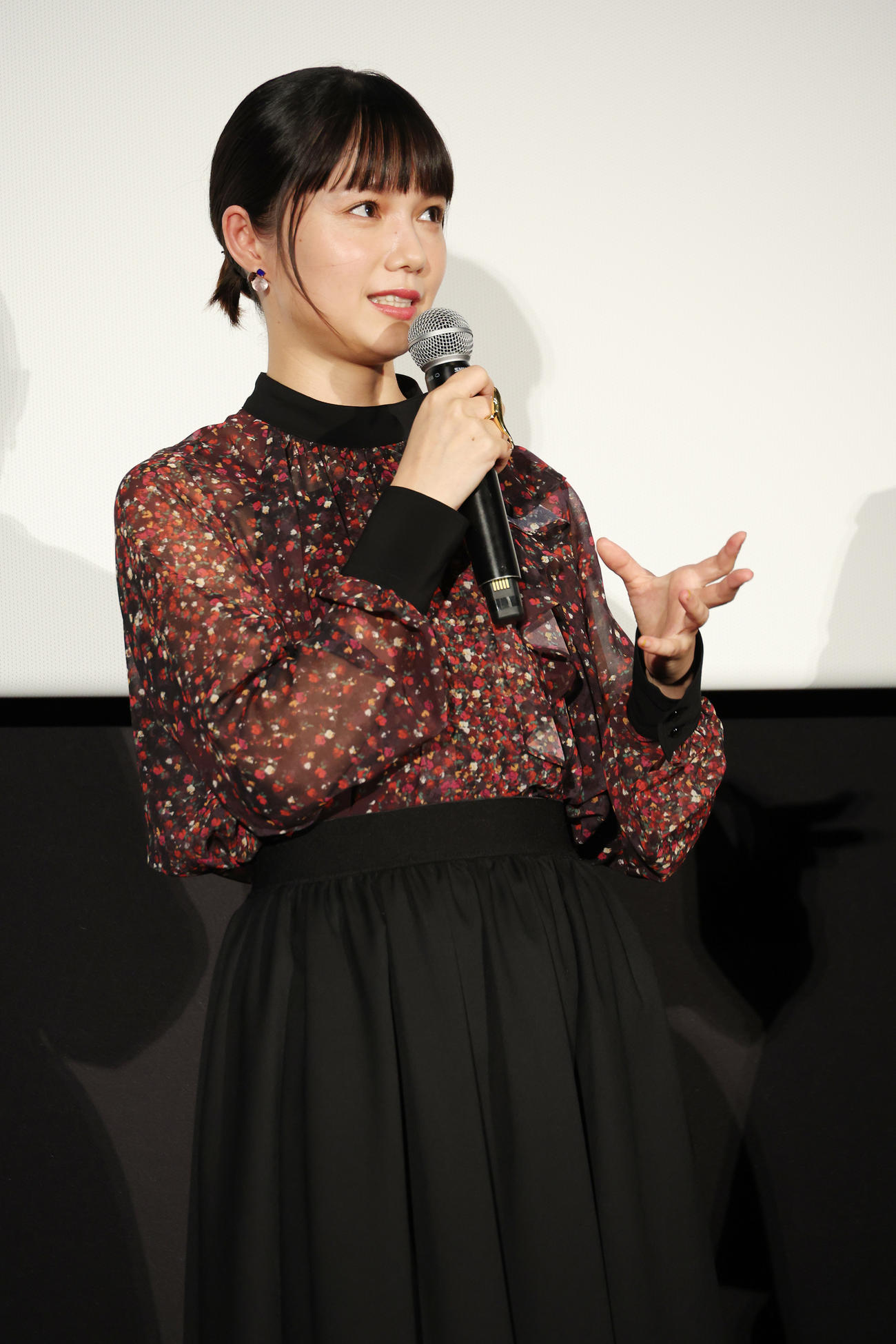 映画「大名倒産」公開初日舞台あいさつを行った宮崎あおい（撮影・中島郁夫）
