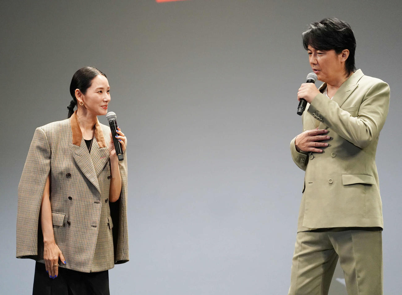 TBS系ドラマ日曜劇場「ラストマンー全盲の捜査官ー」最終回プレミア試写会＆サプライズトークショーに臨んだ吉田羊（左）と福山雅治（撮影・小沢裕）
