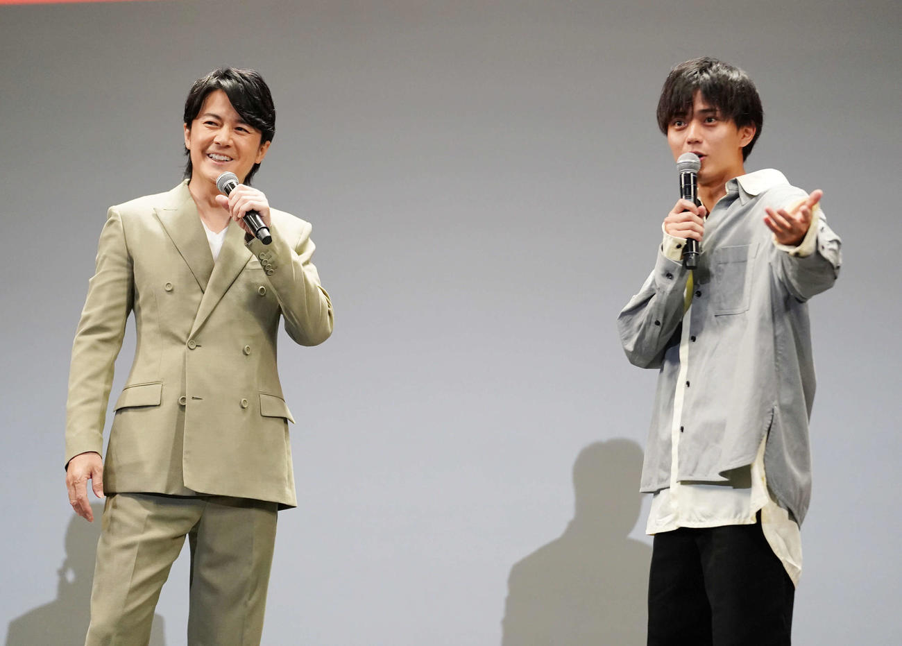 TBS系ドラマ日曜劇場「ラストマンー全盲の捜査官ー」最終回プレミア試写会＆サプライズトークショーに臨んだ福山雅治（左）と永瀬廉（撮影・小沢裕）