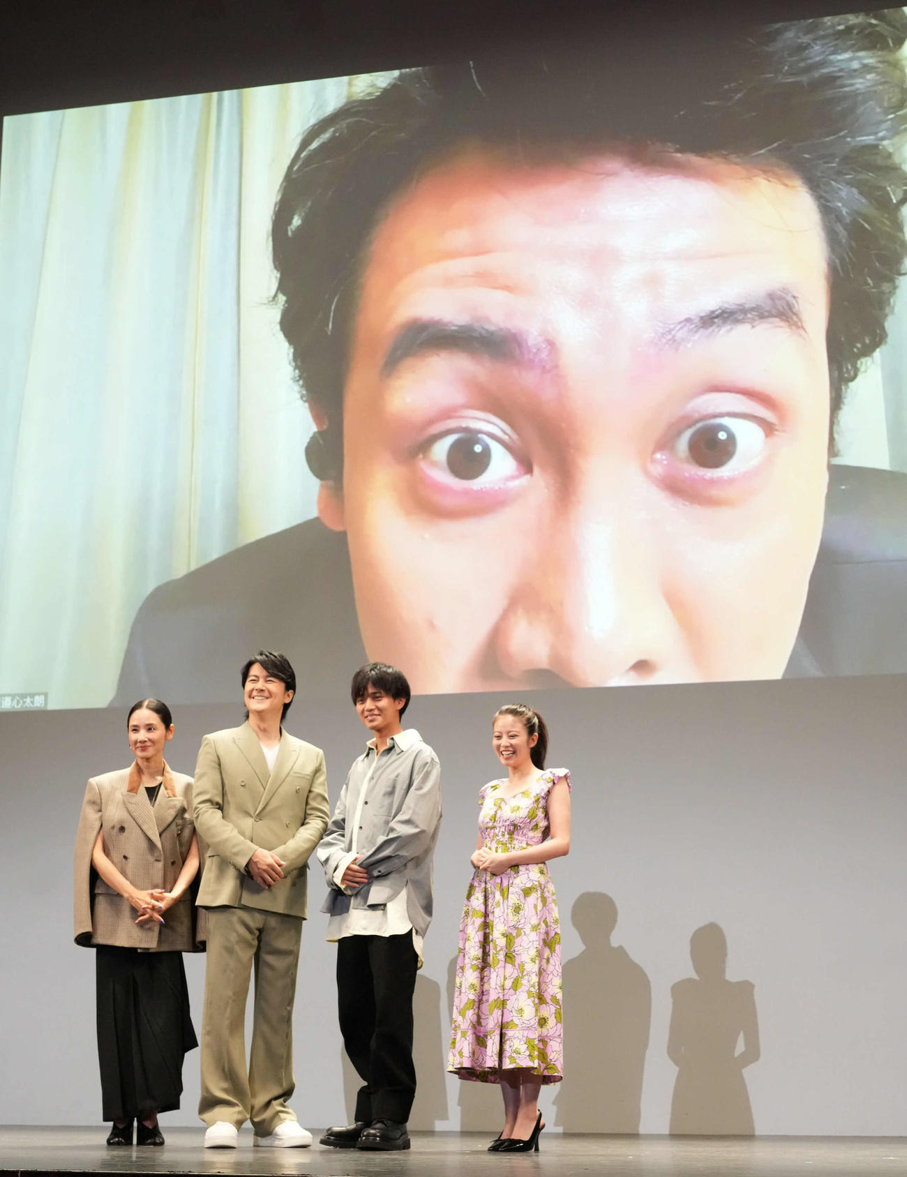 TBS系ドラマ日曜劇場「ラストマンー全盲の捜査官ー」最終回プレミア試写会＆サプライズトークショーに臨んだ、左から吉田羊、福山雅治、永瀬廉、今田美桜。後方はリモート出演した大泉洋（撮影・小沢裕）
