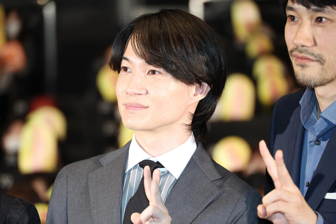映画「大名倒産」公開初日舞台あいさつを行った神木隆之介。右は松山ケンイチ（撮影・中島郁夫）