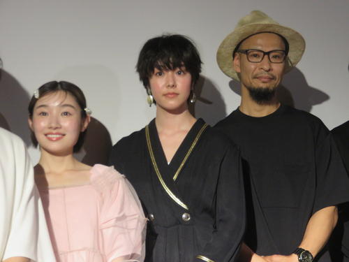 映画「無情の世界」の舞台あいさつに出席した、左から白石優愛、唐田えりか、渡部龍平