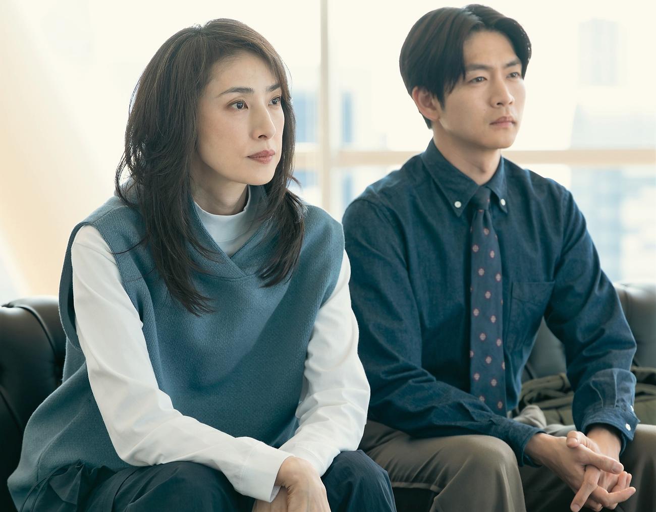 「合理的にあり得ない～探偵・上水流涼子の解明～」に出演する天海祐希、松下洸平（C）カンテレ