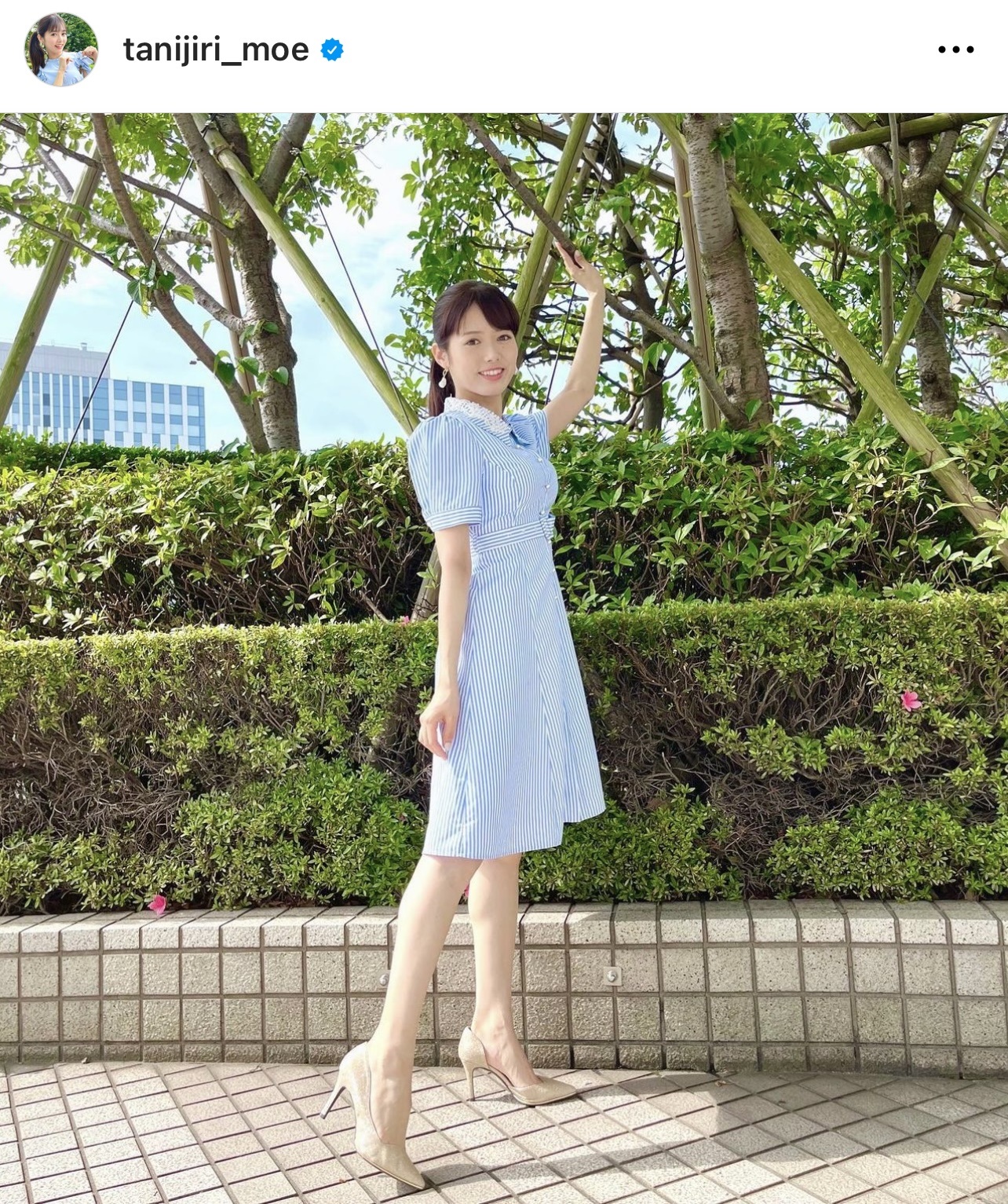 水色ストライプ柄のワンピース姿の谷尻萌（谷尻萌のインスタグラムから）