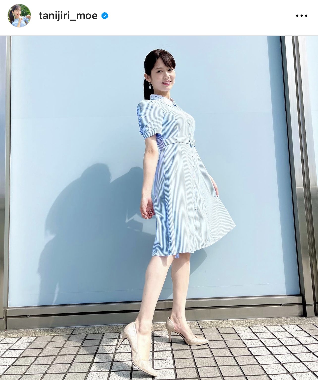 水色ストライプ柄のワンピース姿の谷尻萌（谷尻萌のインスタグラムから）
