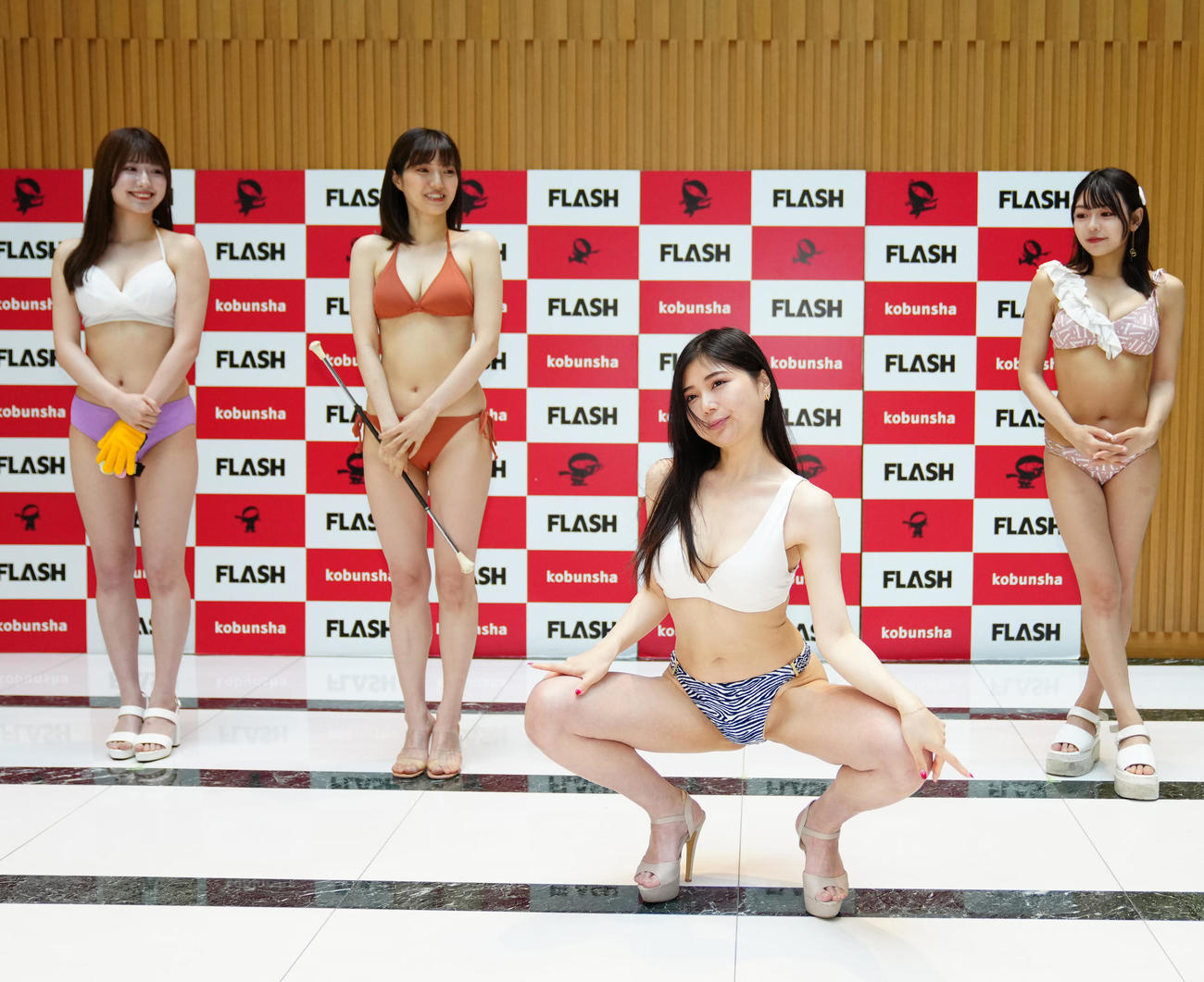 「ミスFLASH2024選考オーディション候補者50名」発表会見でダンスを披露するぷりん（中央右）（撮影・江口和貴）