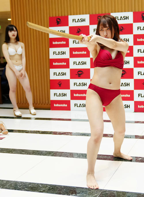 「ミスFLASH2024選考オーディション候補者50名」発表会見で木刀を手にするさよ（撮影・江口和貴）