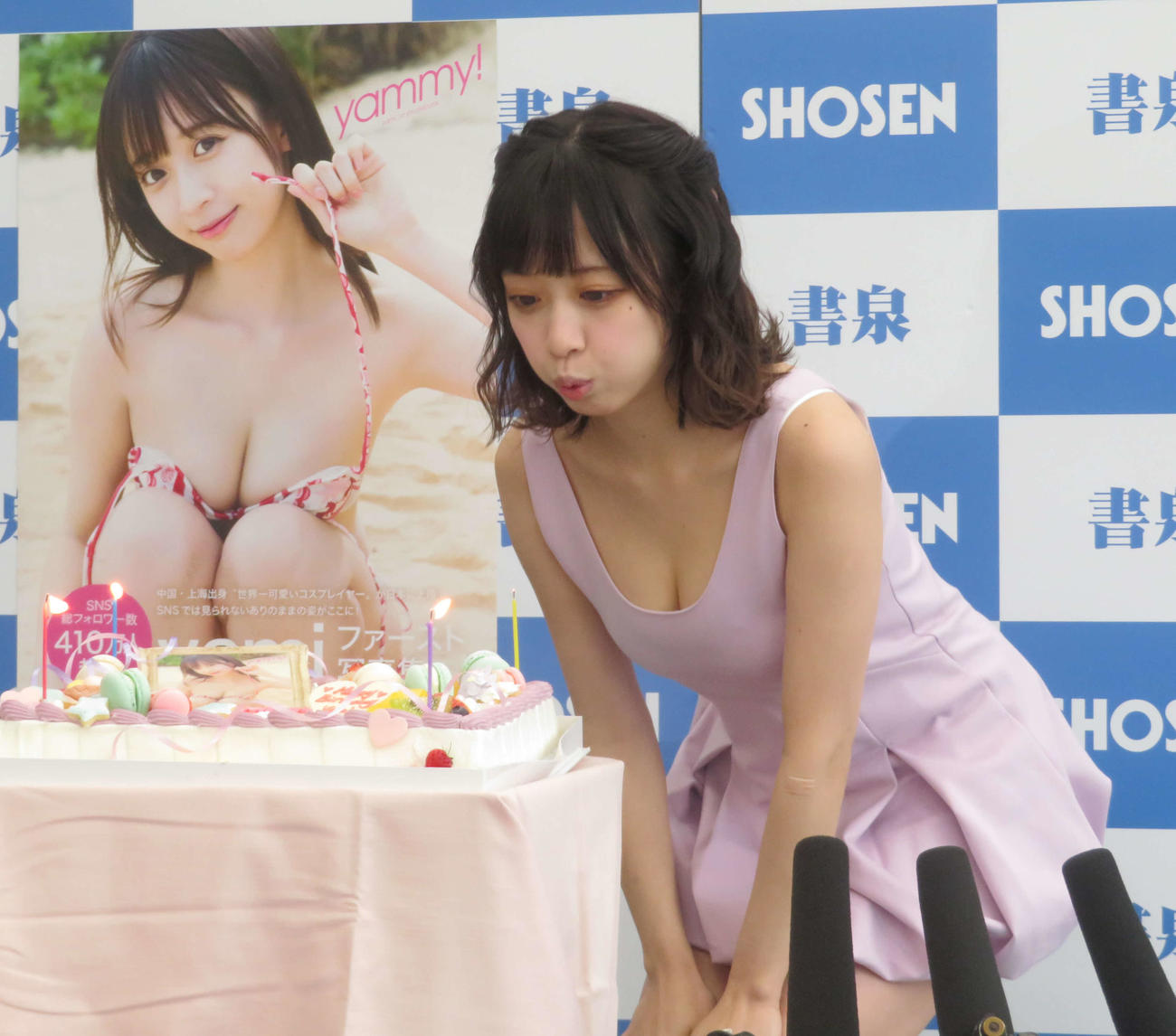 ファースト写真集の発売記念会見でバースデーケーキの火を消すyami（撮影・横山慧）