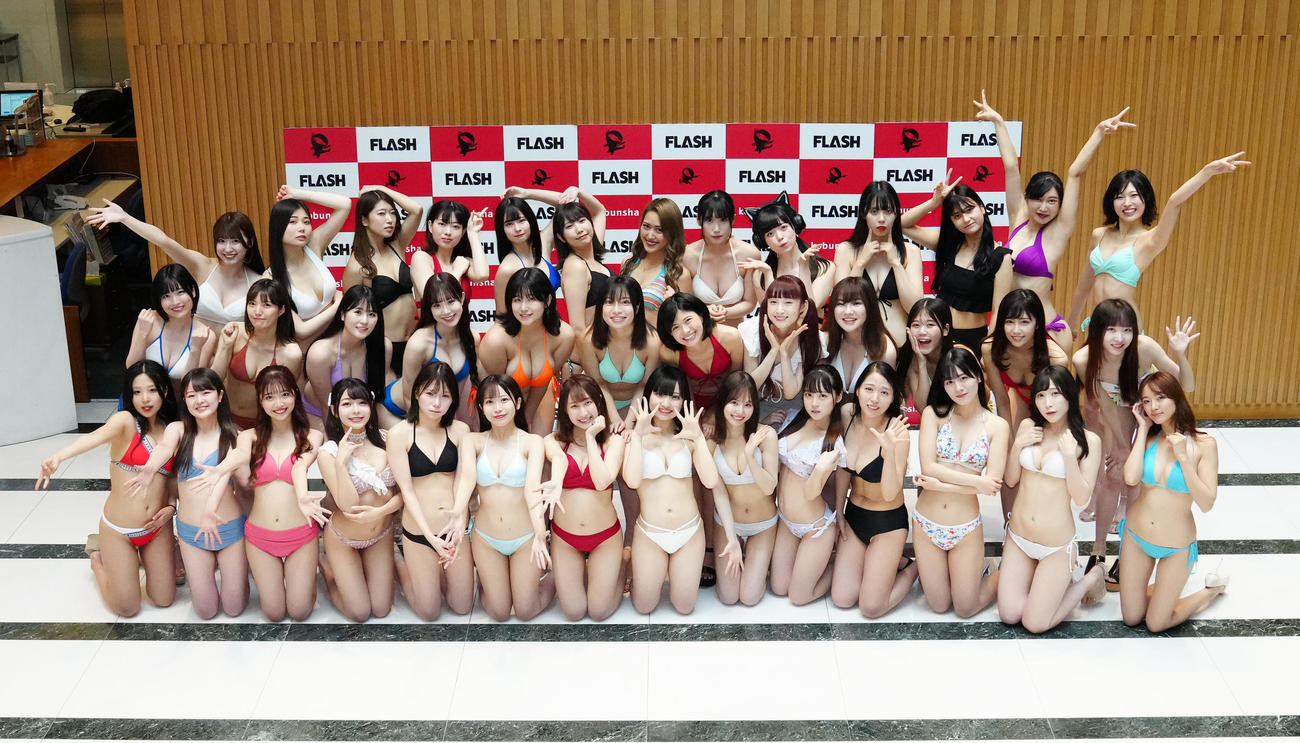 「ミスFLASH2024選考オーディション候補者50名」発表会見で集合写真に納まる候補者たち（撮影・江口和貴）