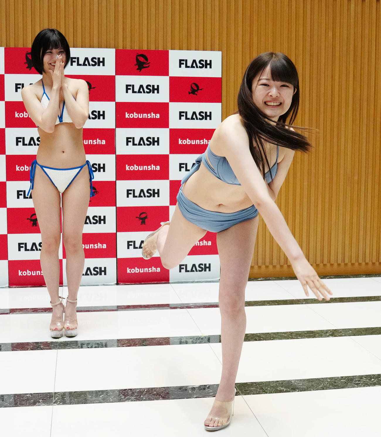 「ミスFLASH2024選考オーディション候補者50名」発表会見で野球の投球動作を披露する中村凌華（右）（撮影・江口和貴）