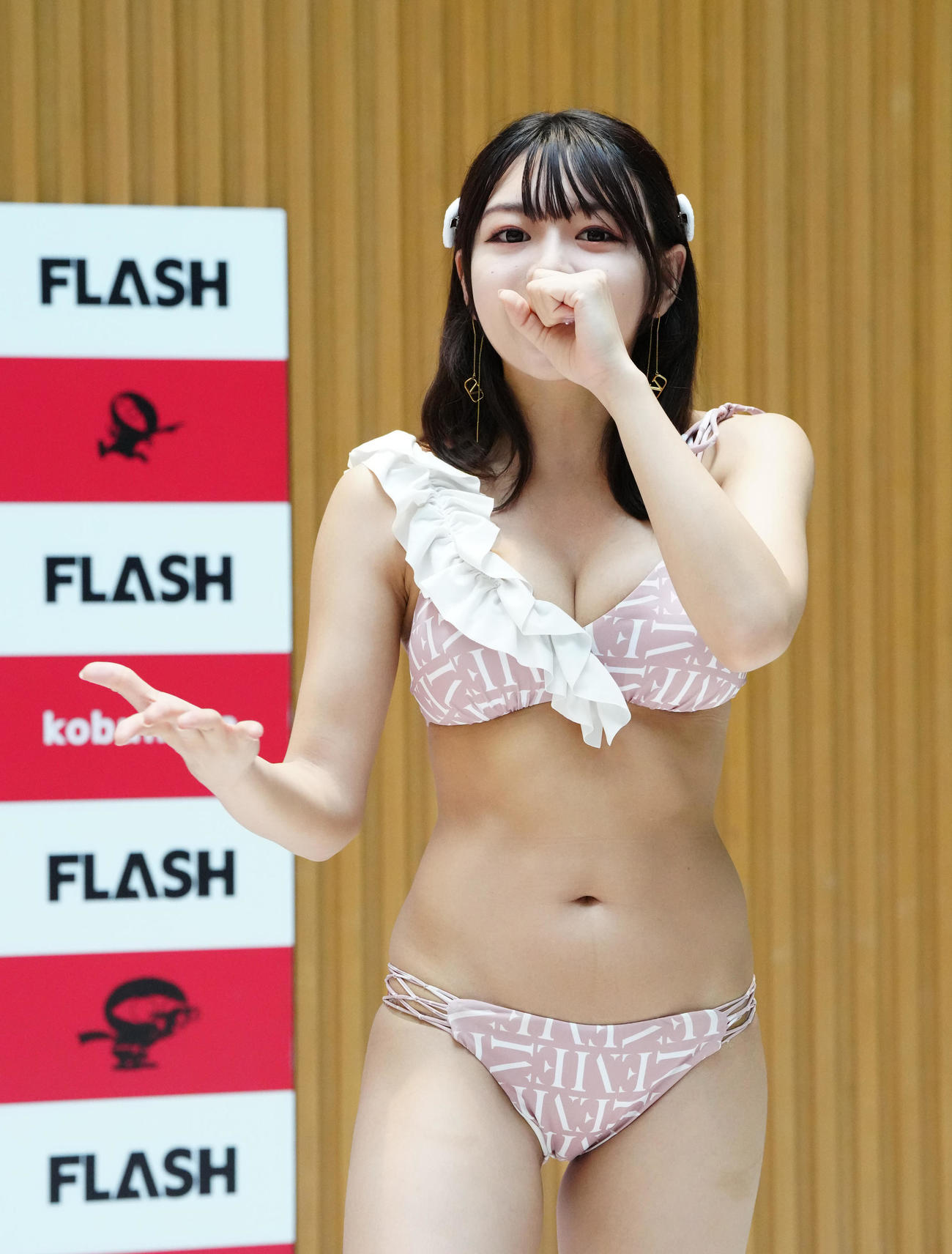 「ミスFLASH2024選考オーディション候補者50名」発表会見でラップを披露する織田いちか（撮影・江口和貴）