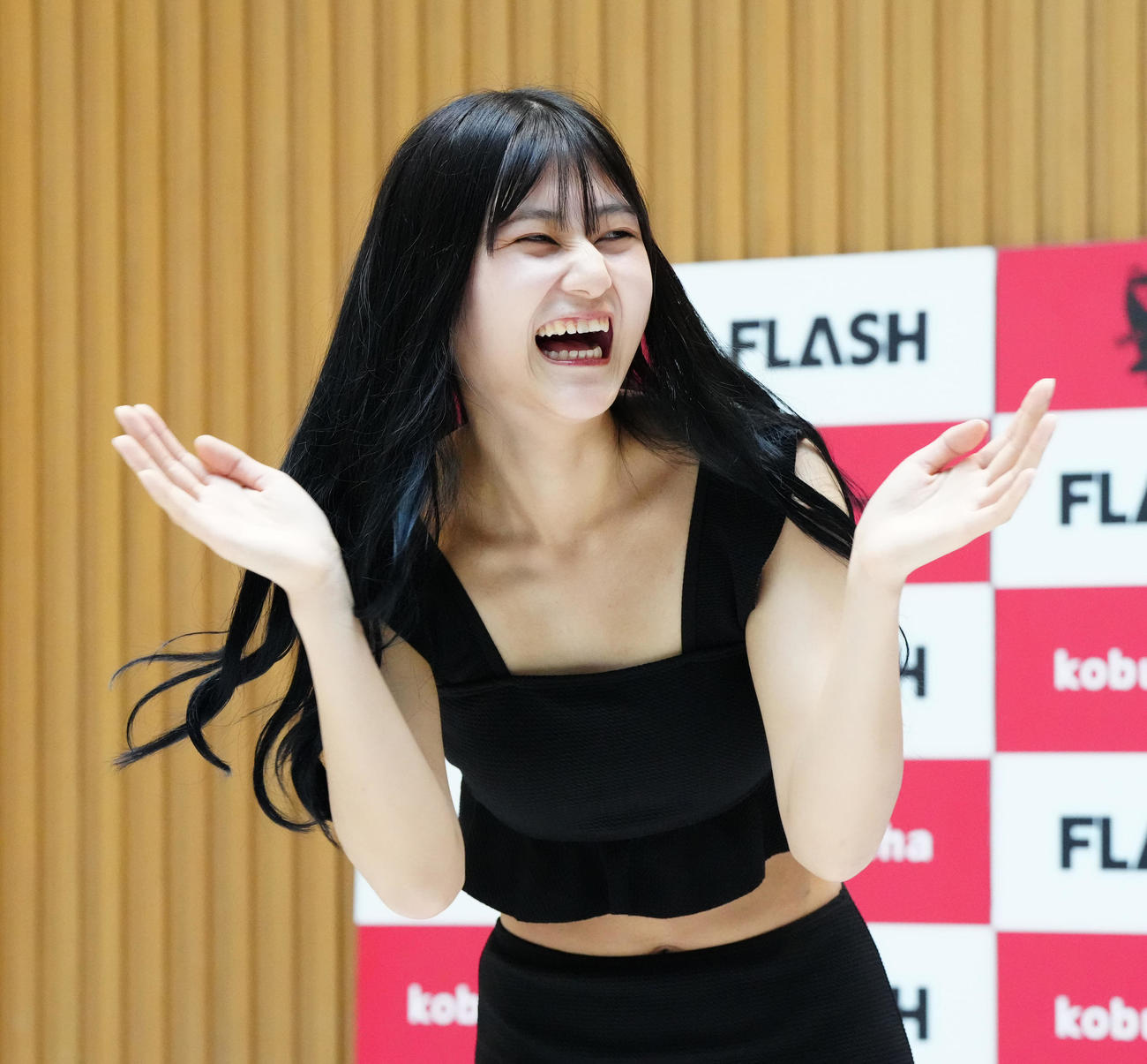 「ミスFLASH2024選考オーディション候補者50名」発表会見で笑顔を見せる岩本沙優（撮影・江口和貴）