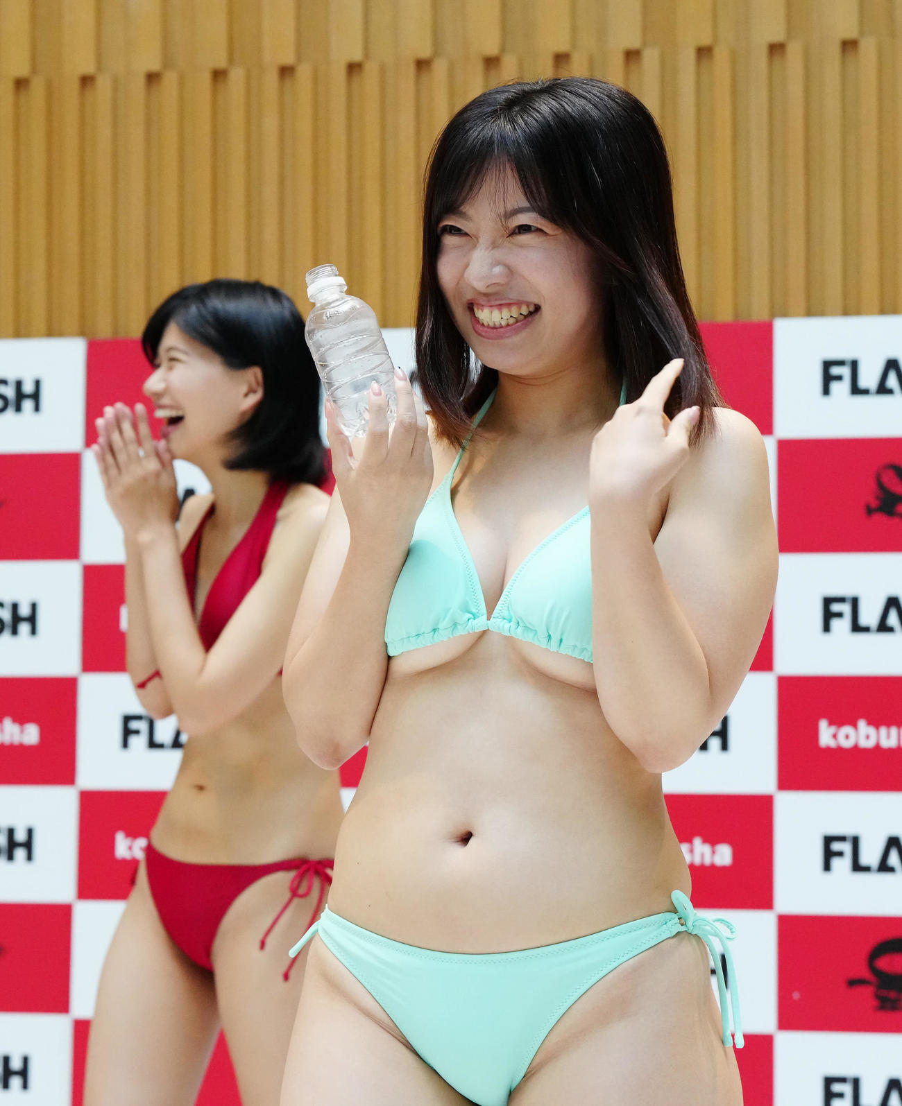 「ミスFLASH2024選考オーディション候補者50名」発表会見で、胸を使ってペットボトルのキャップを外した桃瀬ちかこ（撮影・江口和貴）