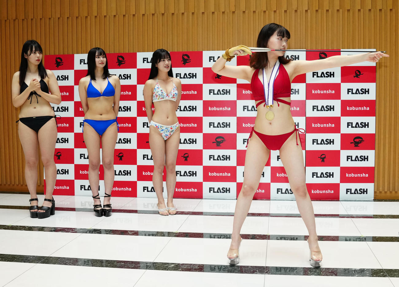 「ミスFLASH2024選考オーディション候補者50名」発表会見で弓道を披露する三峰あずさ（撮影・江口和貴）